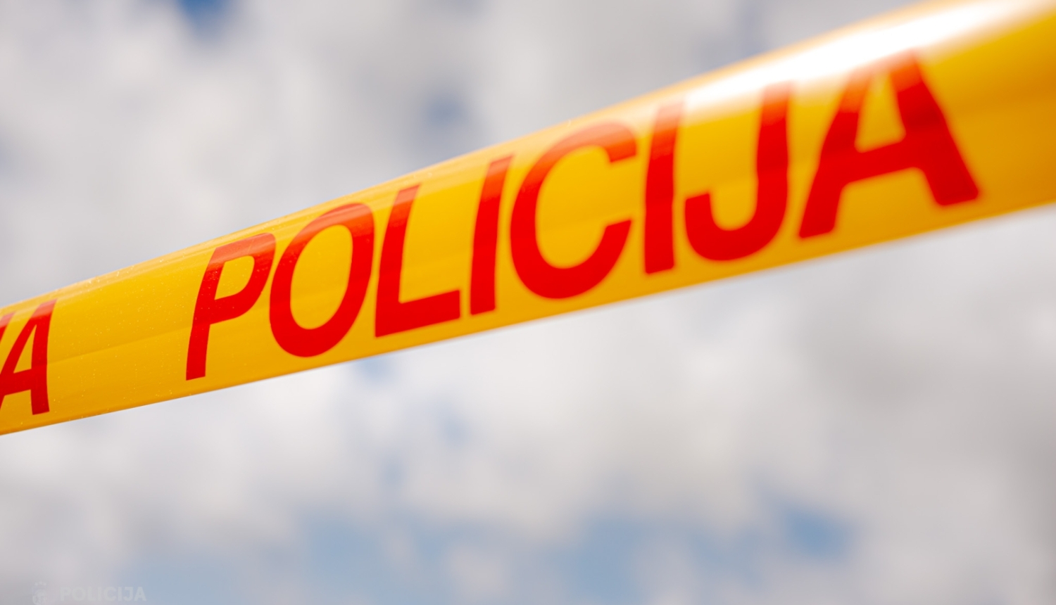 Valsts policijas lenta ar skatu uz debesīm