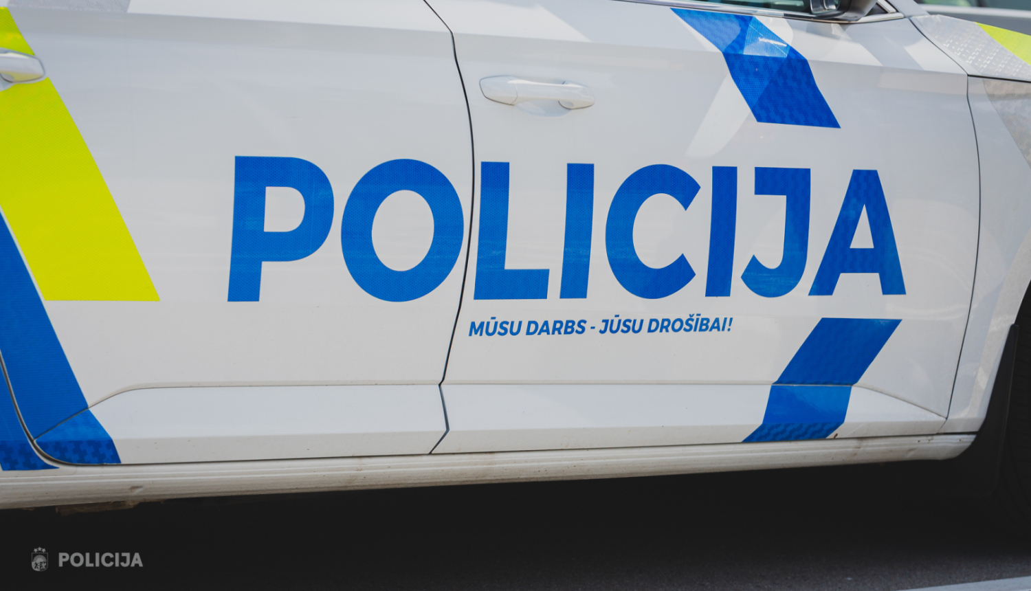 Valsts policijas automašīnas sāns, uz tā rakstīts Policija