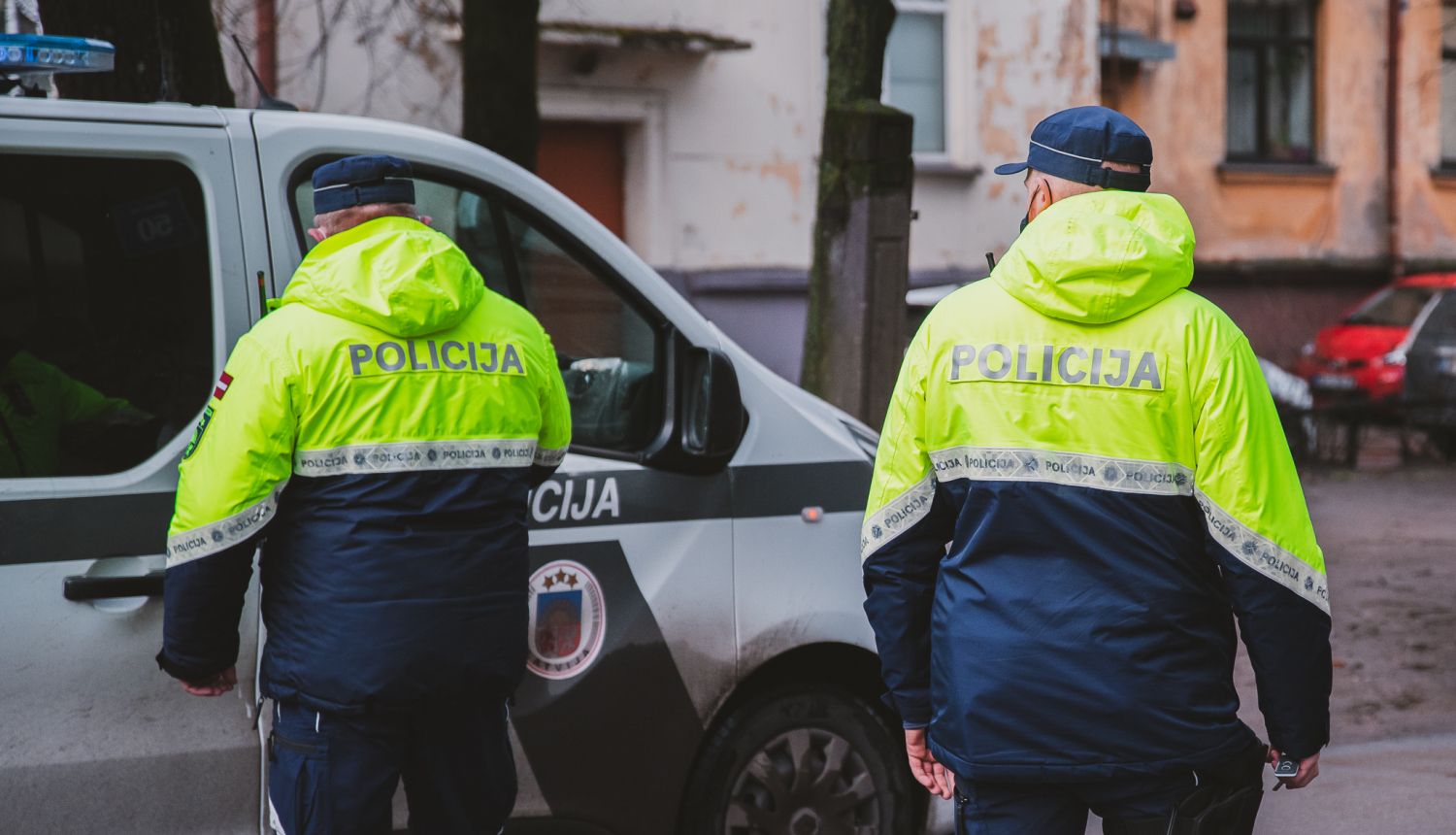 Policisti un mašīna