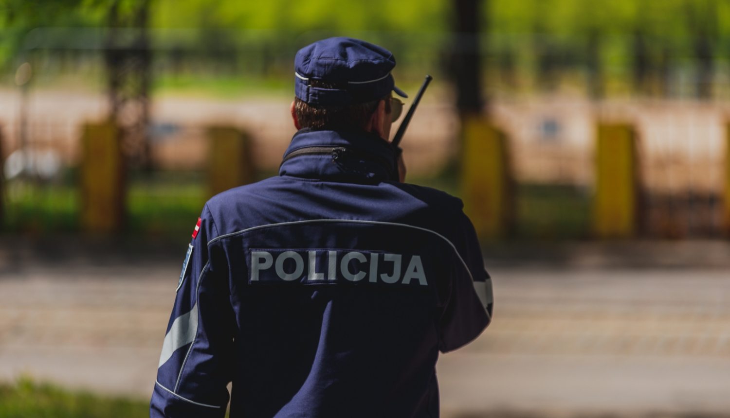 Policists ar rāciju stāv 