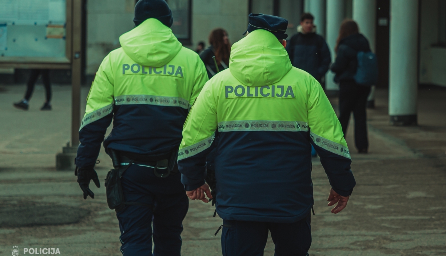 divi policisti formastērpā ar mugurpusi