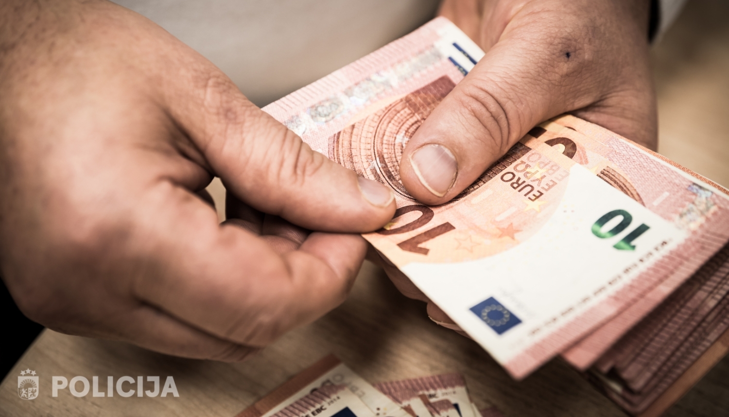 skaidras naudas banknotes