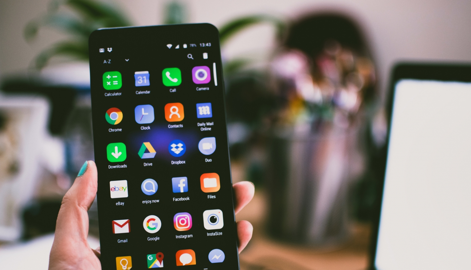 Mobilais telefons ar aplikāciju sadaļu