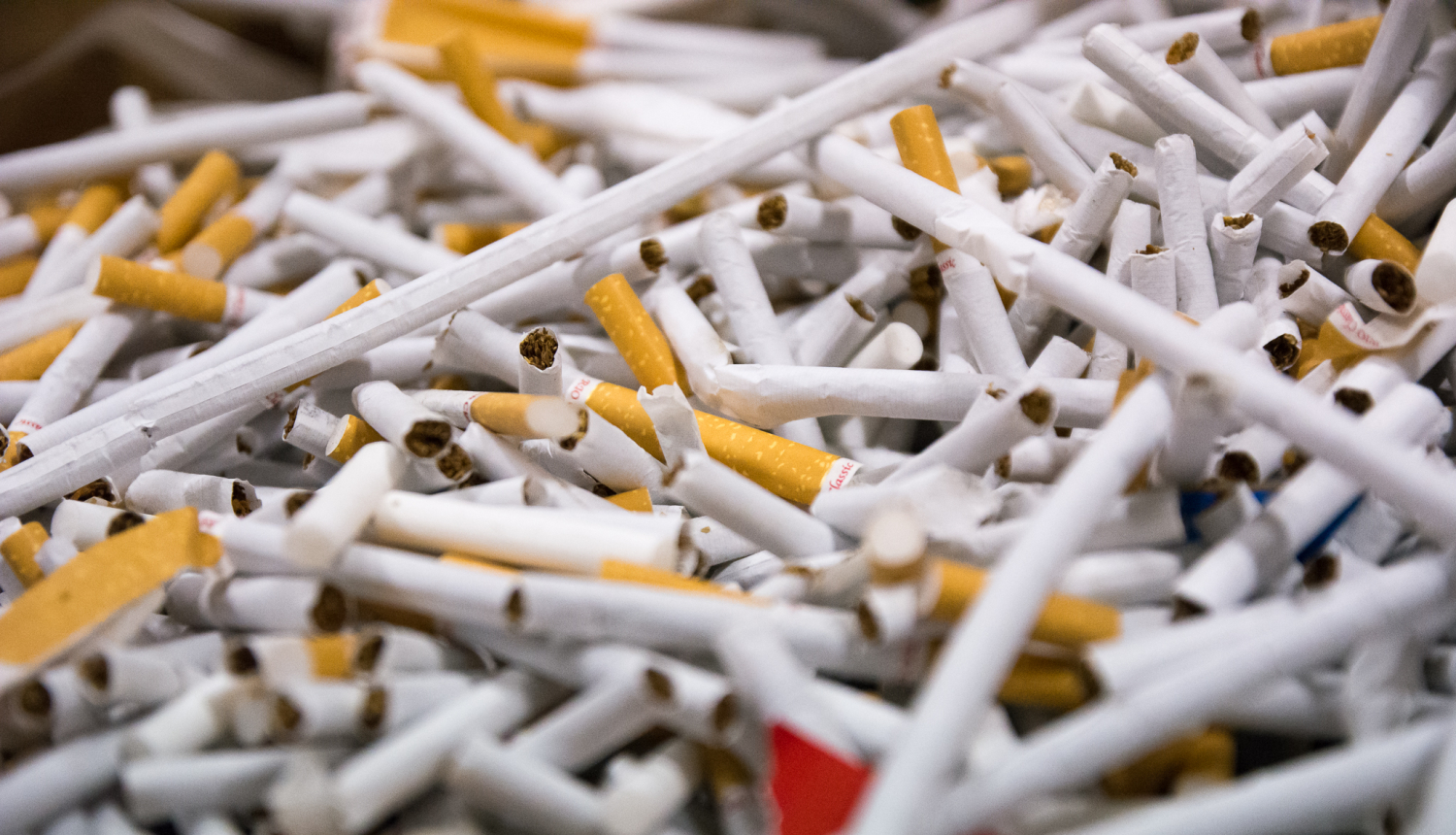Daudz cigarešu tuvplānā