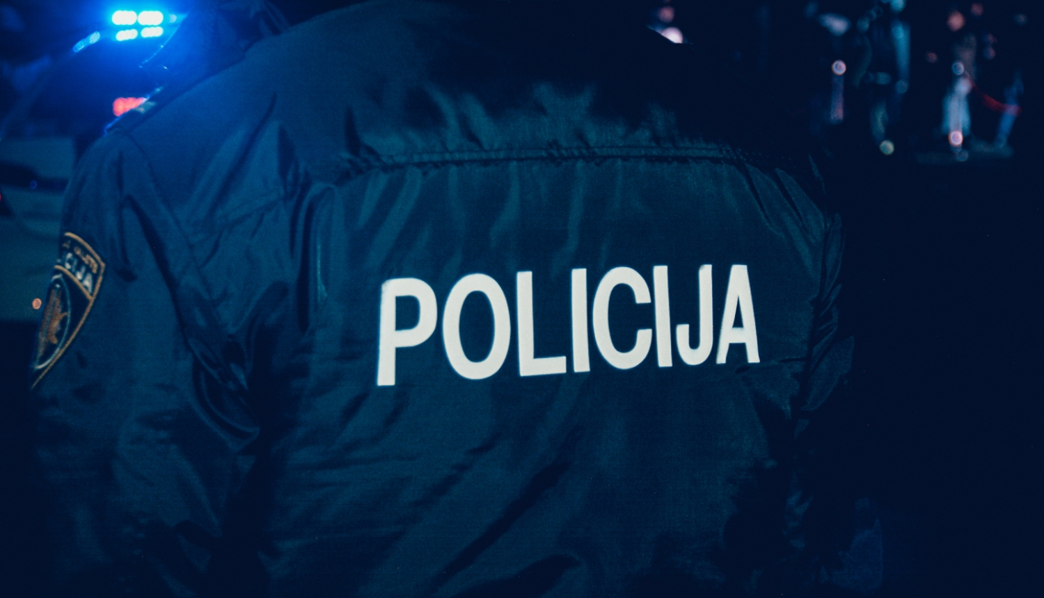 policijas uzraksts uz jakas