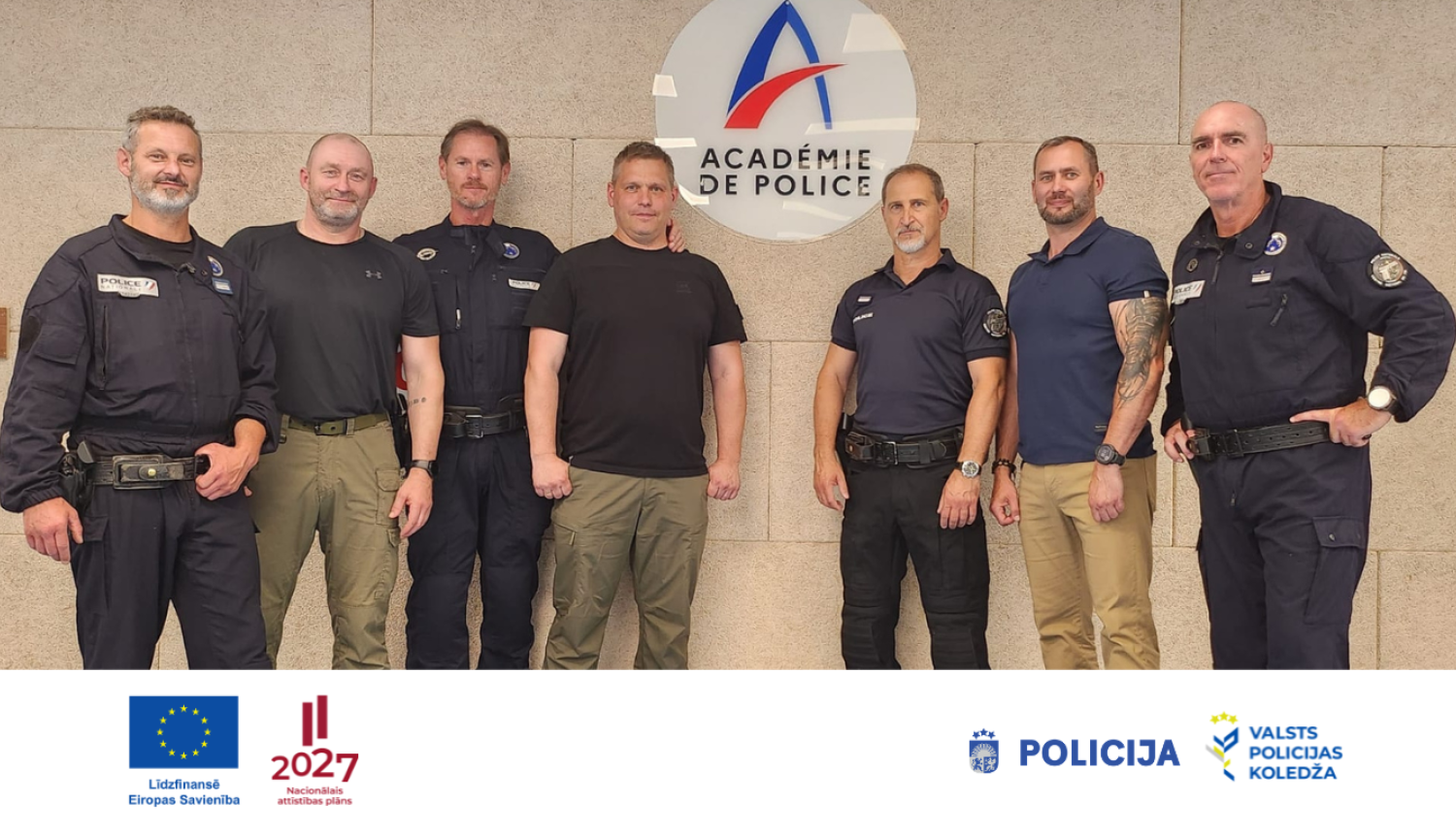 Grupas foto, kurā redzami septiņi policijas pārstāvji stāvam pie Francijas Policijas akadēmijas