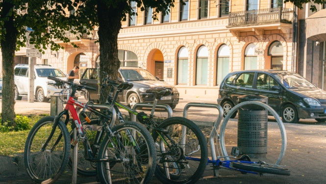 velosipēdi novietoti velonovietnē