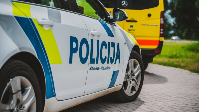 Valsts policijas automašīna no labā sāna, kur redzams uzraksts "POLICIJA"