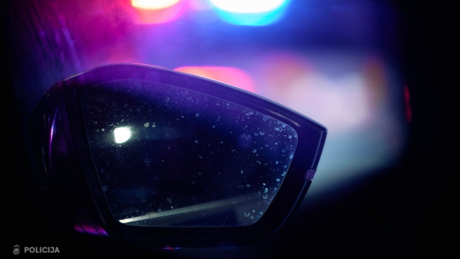 Valsts policijas bākugunis tumsā