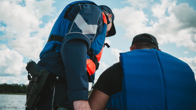 policists ūdenspatruļā 