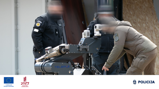 Trīs personas, kuras stāv pie ierīces. Attēla apakša attēloti logo - Eiropas Savienība līdzinansē, nacionālas attīstības plāns un Valsts policija