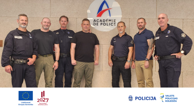 Grupas foto, kurā redzami septiņi policijas pārstāvji stāvam pie Francijas Policijas akadēmijas