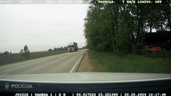 ekrānuzņēmums no policijass videoreģistratora, tiek apturēta kravas automašīna pretējā braukšanas joslā