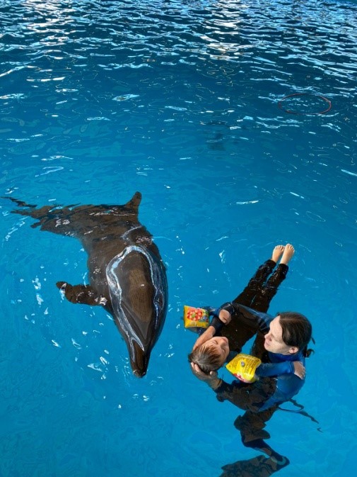 Policijas darbinieka dēls Rūdolfs baseinā kopā ar delfīniem