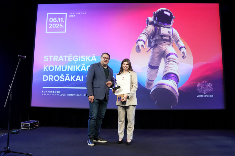 Valsts policijas Sabiedrisko attiecību nodaļas pārstāve un žurijas pārstāvis