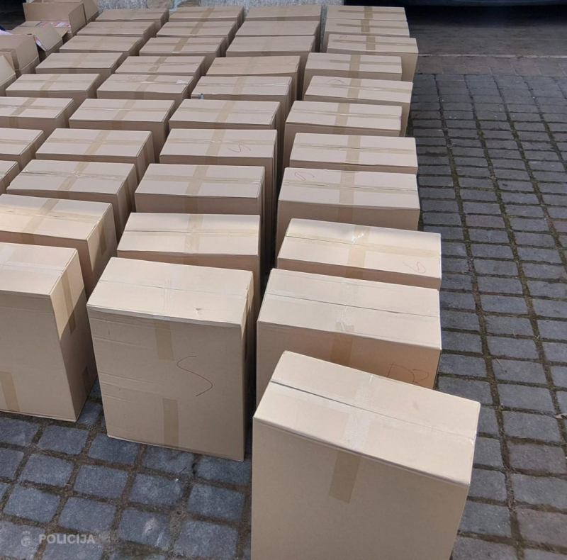 atsavinātās cigaretes lielos daudzumos iepakotas kartona kastēs