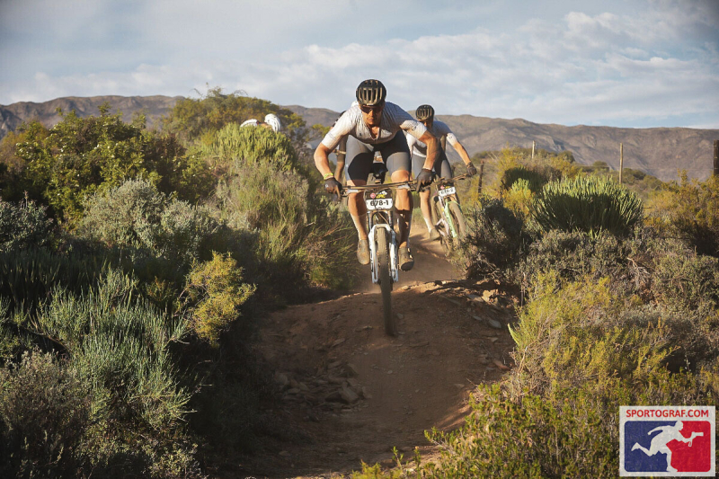 Valsts policijas darbinieks MTB sacensībās Cape Epic