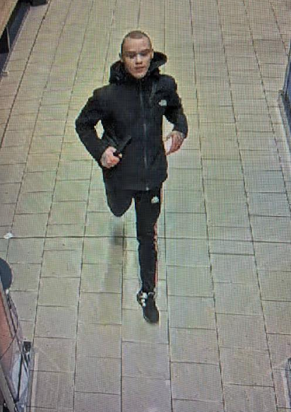 Aizdomās turamā persona sporta kostīmā skrien