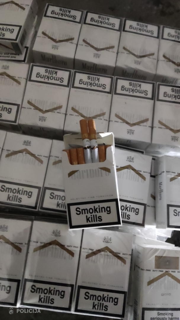 Aizturētas trīs personas par nelikumīgu cigarešu realizāciju Rīgā; izņemti 600 000 cigarešu