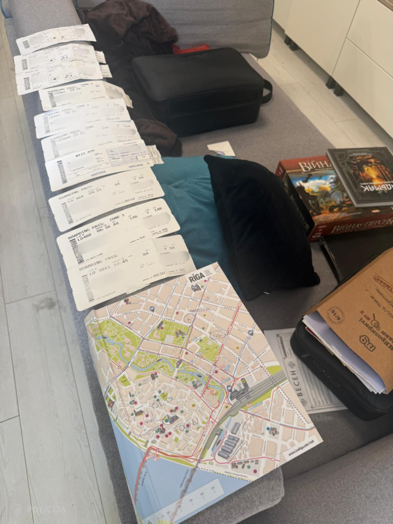 uz galda stāv lidmašīnas biļetes un karte