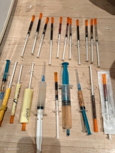 Veicot kratīšanu pie tirgotāja, policisti konstatēja un atsavināja vairākas šļirces,