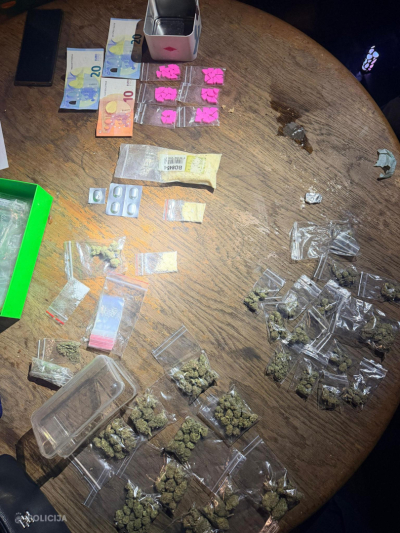 Veicot kratīšanu pie tirgotāja, policisti konstatēja un atsavināja vairākas šļirces, maisiņus ar pulverveida vielu un trīs pudelītes ar metadonu