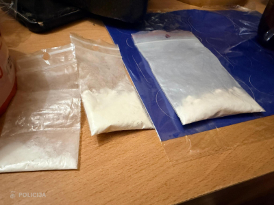 Veicot kratīšanu pie tirgotāja, policisti konstatēja un atsavināja vairākas šļirces, maisiņus ar pulverveida vielu un trīs pudelītes ar metadonu