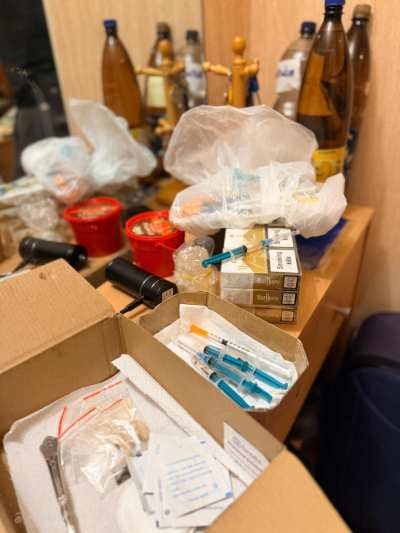 Veicot kratīšanu pie tirgotāja, policisti konstatēja un atsavināja vairākas šļirces, maisiņus ar pulverveida vielu un trīs pudelītes ar metadonu