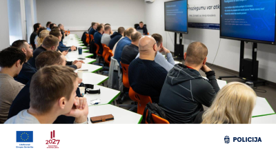 Apmācības projekta ietvaros, dalībnieki skatās ekrānos