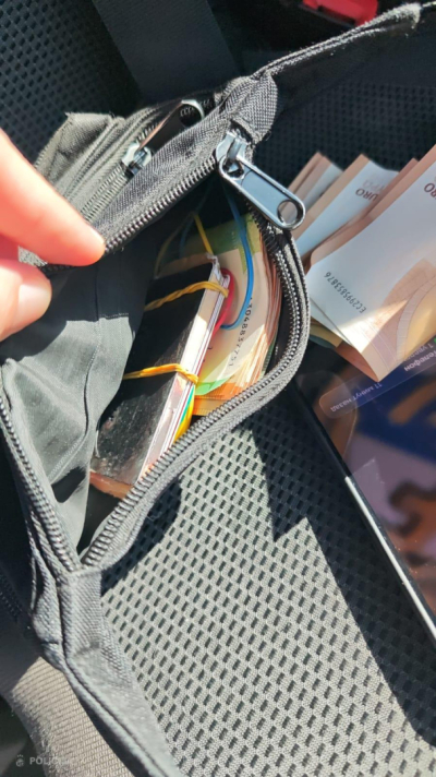 attēlā redzama skaidra nauda naudas makā, kuru atraduši policisti