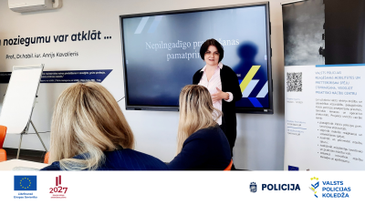 Projekta sanāksme, sieviete auditorijas priekšā runā