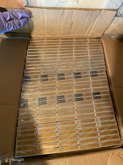 Ķengaragā policisti atsavina 43 000 nelegālo cigarešu, 200 litru nelegālā alkohola un kandžas aparātu