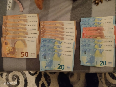 Valsts policijas iņemtā nauda (3675 eiro) apmērā kratīšanas laikā