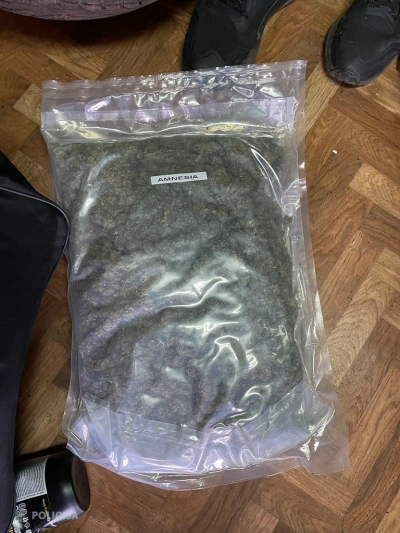 Rīgā pie narkodīlera atrasti 13 kilogrami marihuānas