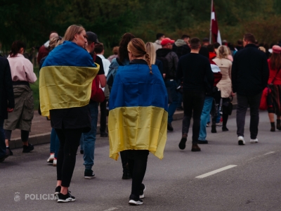 Divas sievietes ar UA karogiem