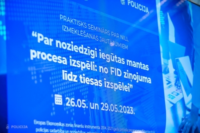 Televizora ekrāns ar semināra nosaukumu