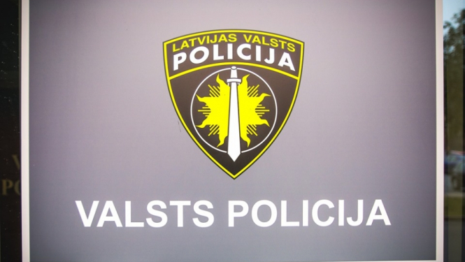 Pēc soctīklos izplatītā video, kur jaunietis ņirgājas par sirmgalvi, aizturēts iespējamais vainīgais