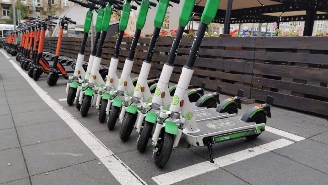 Vīrietis izklaides vadīts iemet elektrisko skrejriteni Rīgas centra kanālā