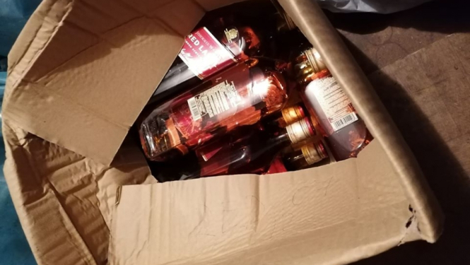 Valsts policija kādā garāžā Rīgā konstatē dārgu nelegālo alkoholu