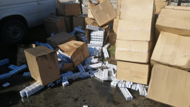 Pēc degošas automašīnas ugunsgrēka likvidēšanas, tajā atrod miljons cigarešu
