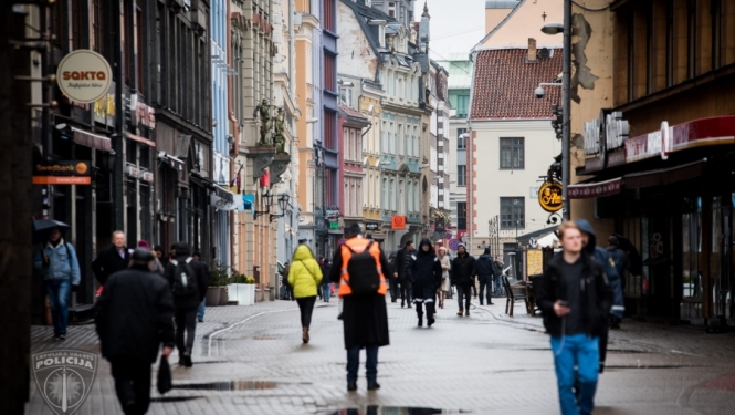 Vecrīgā jaunieši lielvalstu prezidentu maskās inscenē personas nolaupīšanu un tiek aizturēti