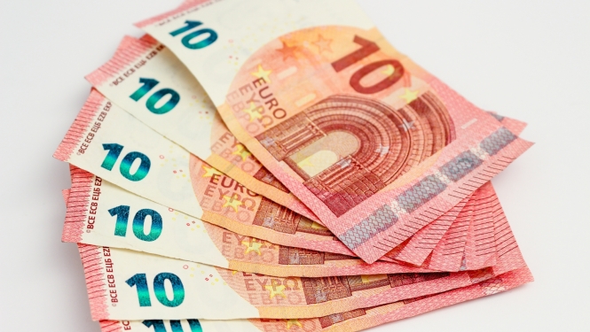 Sešas 10 eiro banknotes saliktas viena uz otras vēdeklītī