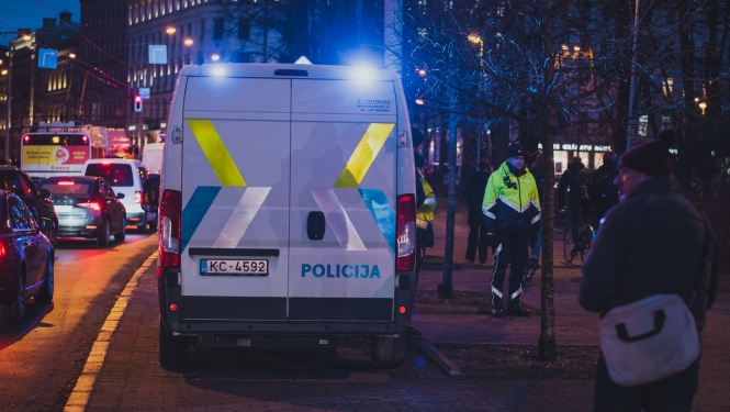 policijas trafarētais auto pilsētvidē