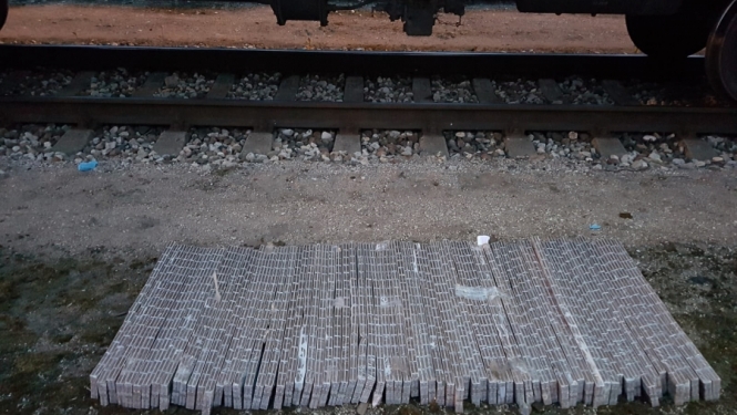 Rīgā kravas vilciena vagonā starp baļķiem atrastas nelegālās cigaretes