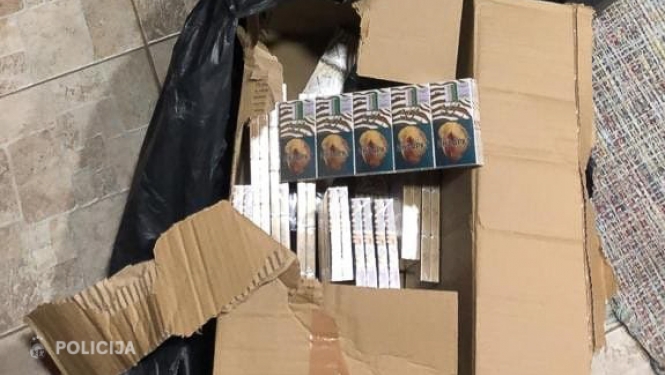 No nelegālās aprites izņēma 55 000 cigarešu jeb 2 750 cigarešu paciņas bez Latvijas Republikas akcīzes markām. 