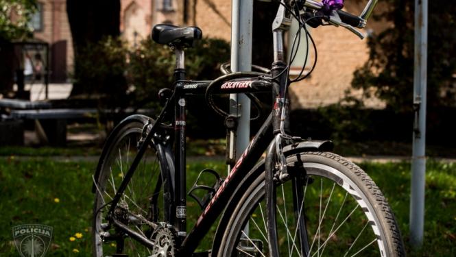 Divi drosmīgi jauni vīrieši dzenas pakaļ velosipēda zaglim un aiztur viņu