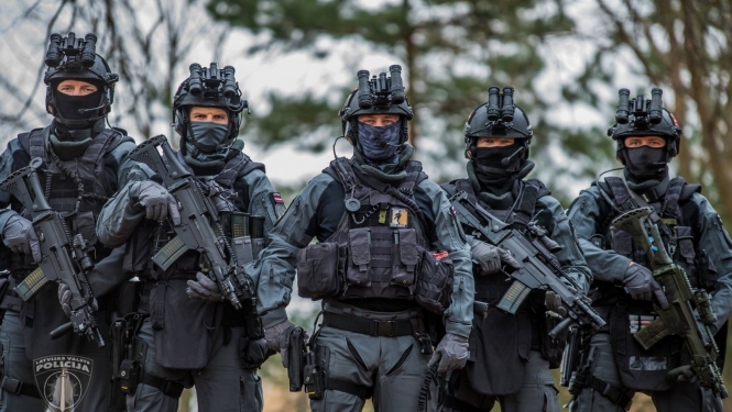 Valsts policijas pretterorisma vienības OMEGA kaujinieki pilnā ekipējumā