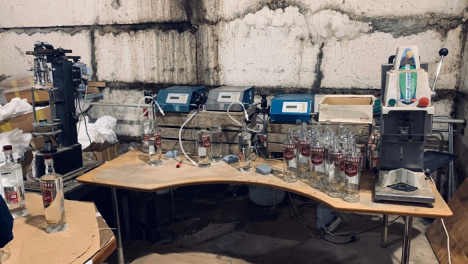 Atklāta nelikumīga alkohola ražotne ar 10 tonnām nezināmas izcelsmes alkohola