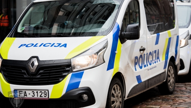 Pie veikala Ziepniekkalnā ar velosipēdu saslēgu smagi piekauj vīrieti; aizdomās turētais nekavējoties aizturēts