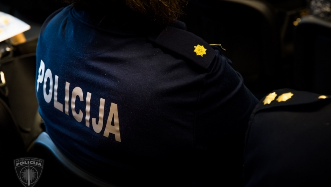 Aizdomās par vīrieša nosišanu un izmešanu pa logu policisti Juglā aiztur trīs personas
